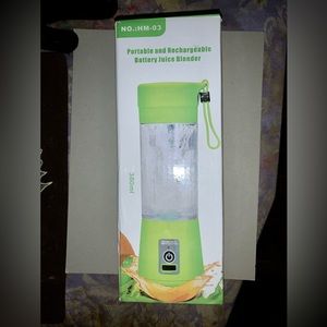 Portable and Rechargeable Juice Blender --- NWT